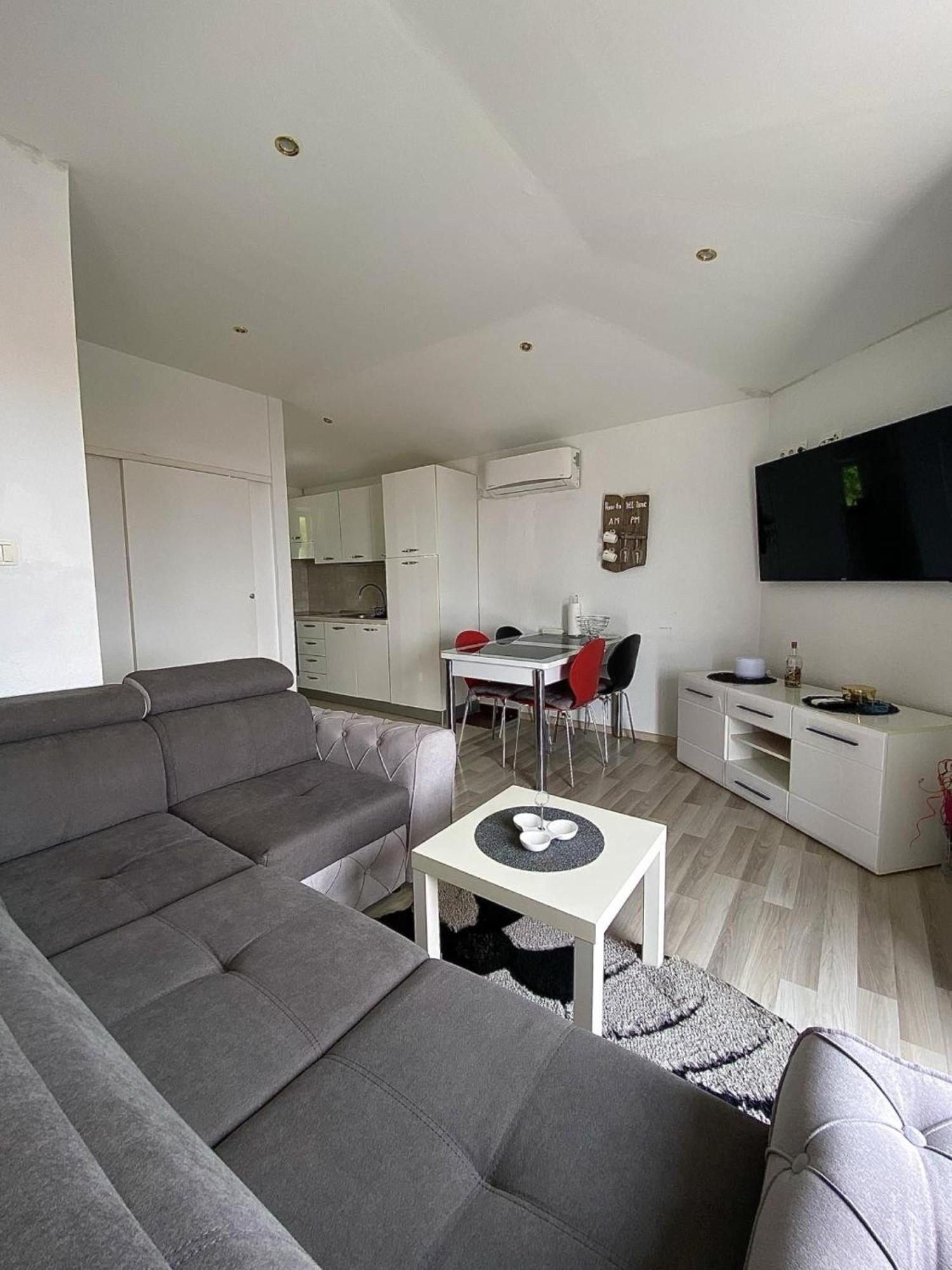 Apartments Ema Ловран Екстер'єр фото